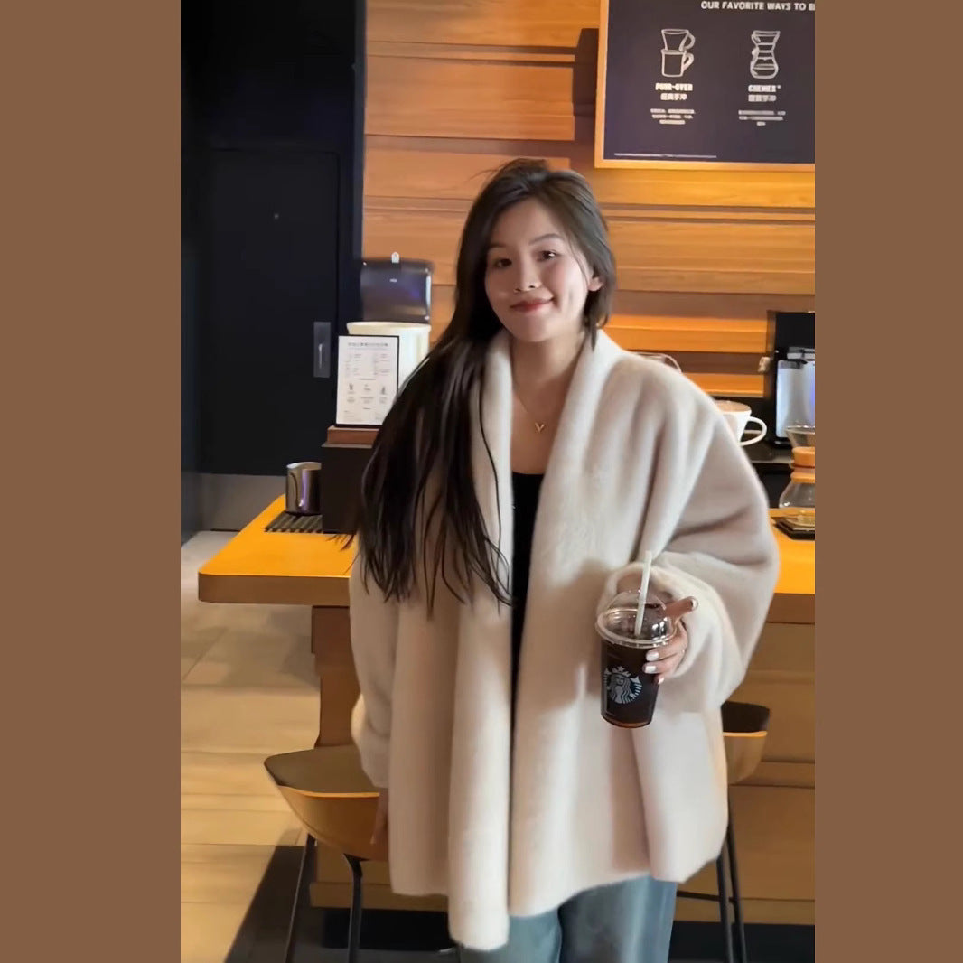 Fluffy Oversize Mantel